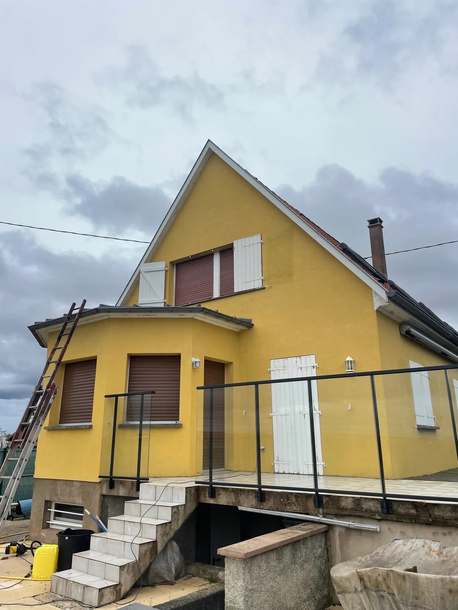 Après intervention : Façade avec escalier extérieur