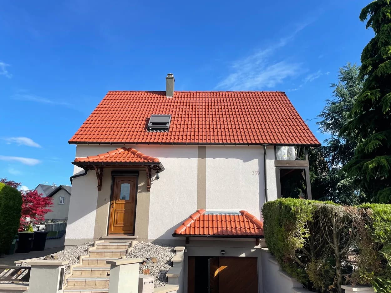 Après intervention : Toiture de maison avec fenêtre de toit